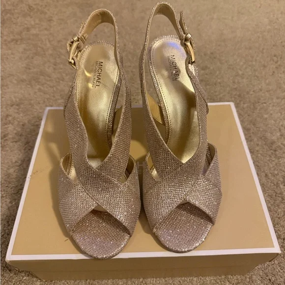 MICHAEL KORS glittered gold/silver sandal . - Picture 2 of 6